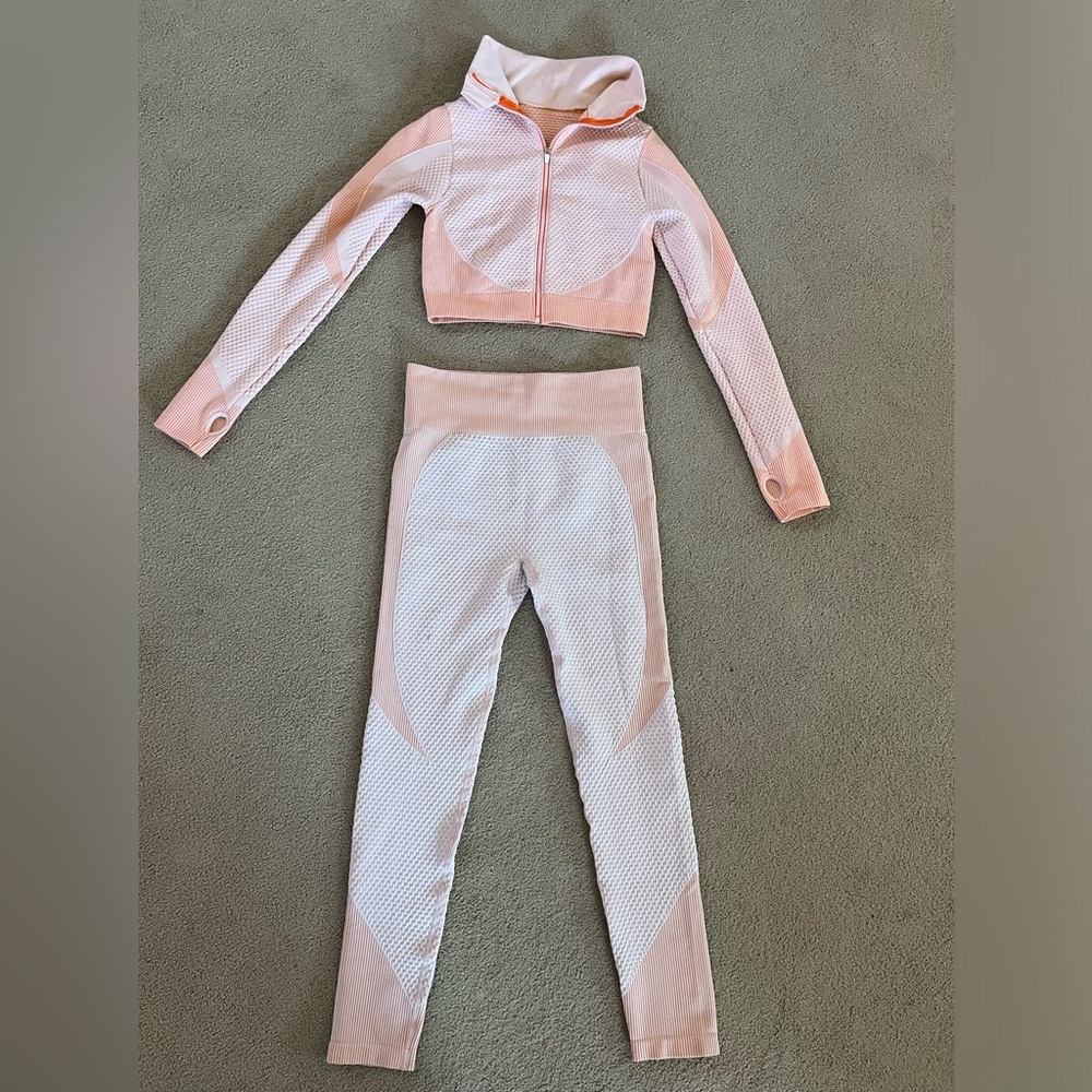 Women’s orange 2 piece ribbed workout set. Size Large
